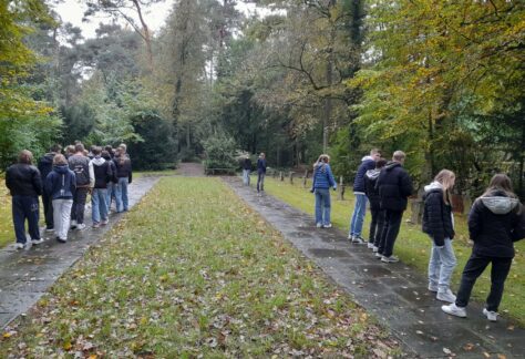 Besuch der Kriegsgräberstätte auf dem Waldfriedhof Schloß Neuhaus
